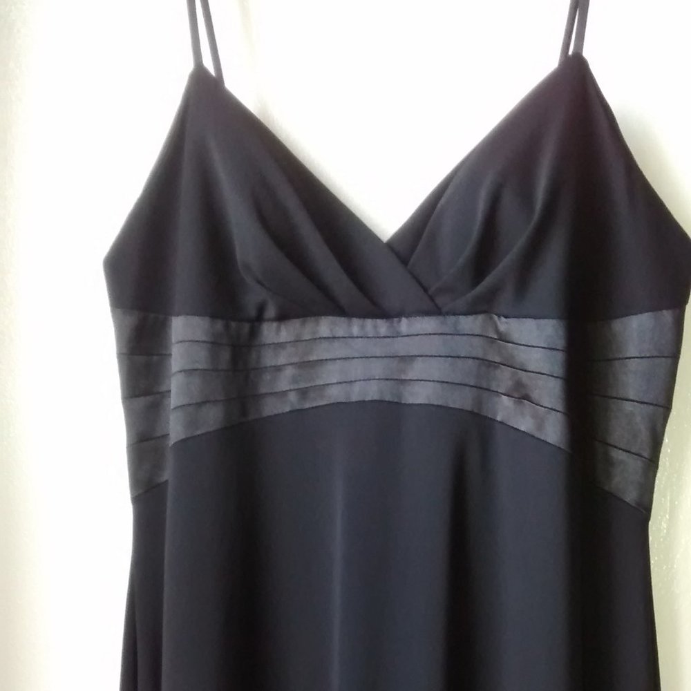 BLACK GOWN - Picture 7 of 8